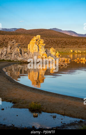 Sunrise presso la California del Lago Mono in Eastern Sierra Nevada al di fuori della US Highway 395 Foto Stock
