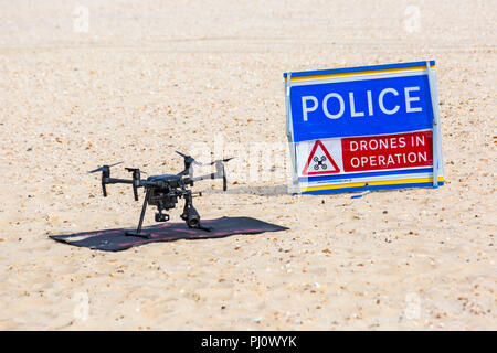 La polizia di fuchi in operazione segno con drone sulla sabbia a Bournemouth Beach durante il Bournemouth Air Festival, Bournemouth Dorset Regno Unito nel mese di agosto Foto Stock