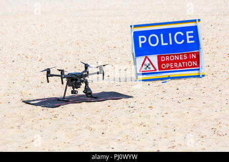 La polizia di fuchi in operazione segno con drone sulla sabbia a Bournemouth Beach durante il Bournemouth Air Festival, Bournemouth Dorset Regno Unito nel mese di agosto Foto Stock