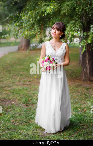 Sposa matrimonio abito bianco con bouquet Foto Stock