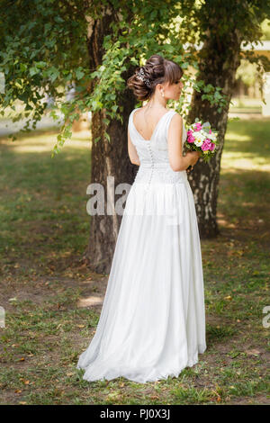 Bella sposa matrimonio in abito bianco Foto Stock