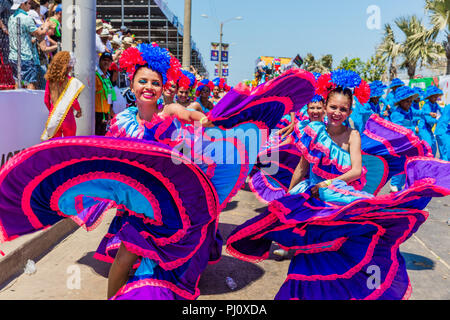 Barranquilla Colombia - Febbraio 25, 2017 : le persone che partecipano alla sfilata della festa di carnevale di Barranquilla Atlantico Colombia Foto Stock