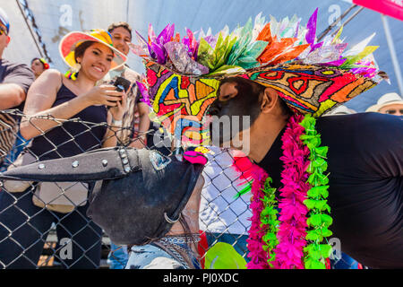 Barranquilla Colombia - Febbraio 25, 2017 : le persone che partecipano alla sfilata della festa di carnevale di Barranquilla Atlantico Colombia Foto Stock