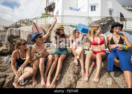 Gruppo di bella bella e amici sorridente insieme al divertimento in amicizia estate tempo libero all'aperto vicino alla spiaggia. i costumi da bagno e colleghe goduto Foto Stock