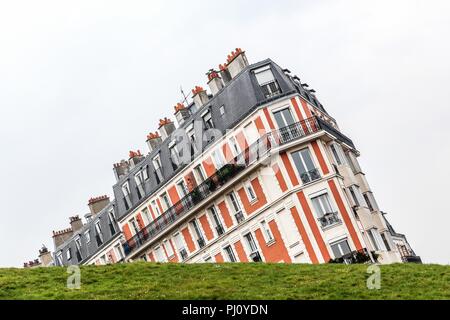 La casa di affondamento illusione in collina di Montmartre, Parigi, Francia Foto Stock