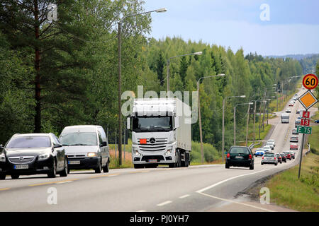 Il traffico autostradale con focus su bianco carrello su un nuvoloso giorno di estate finlandese che su strada nazionale 4 di Jyvaskyla, Finlandia - 26 agosto 2018. Foto Stock