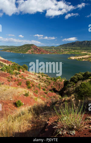 Il lago di Salagou nel sud della Francia, circondato da colore rosso Permiano depositi, i cosiddetti "ruffes', argilloso ricco di sedimenti in ossido di ferro Foto Stock