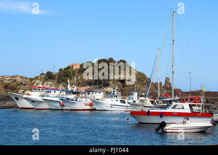 Yacht e Barche a marina di Aci Trezza Catania, Sicilia, Italia Foto Stock