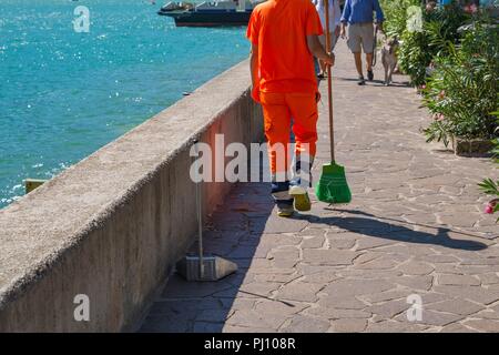 Città servizio di pulizia lavoratore in riflessione uniforme strada Spazzatrici Foto Stock