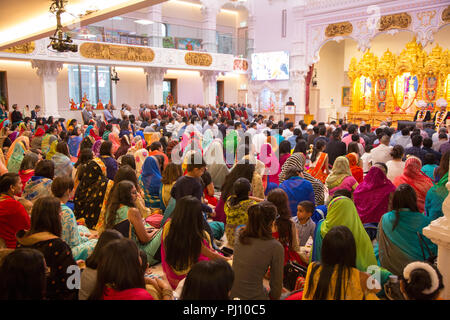 Fedeli a un tempio indù di Kingsbury, a nord ovest di Londra Shree Swaminarayan Mandir Foto Stock