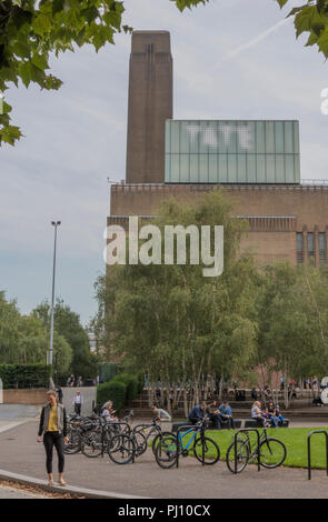 Persone e biciclette alla Tate Modern Gallery di Londra centrale. Foto Stock