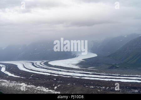 Vista aerea del ghiacciaio di radice in Wrangell st Elias National Park in Alaska. La nebbia, cupo nuvoloso giorno Foto Stock