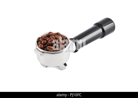 Portafilter riempito con tutto il caffè in grani isolati su sfondo bianco. Portafiltro per la macchina per caffè espresso. Nero maniglia Espresso. Foto Stock