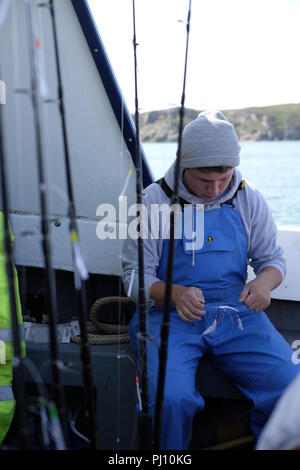 Fisherman prepara le sue linee Foto Stock