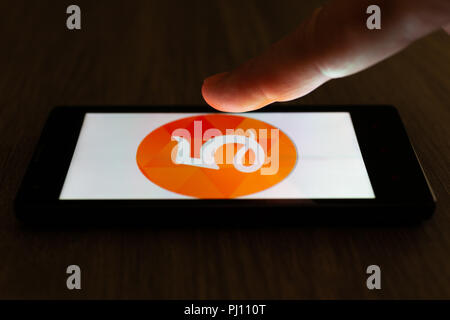 Mosca, Russia - Agosto 19, 2018: uno smartphone che giace su un tavolo al buio, visualizzando il logo delle 5 miglia a comprare e vendere roba usata localmente app. Th Foto Stock