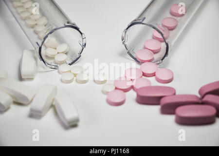 Pills versato su uno sfondo bianco. Macro di farmaci da prescrizione. Industria medica e sanitaria. Foto Stock