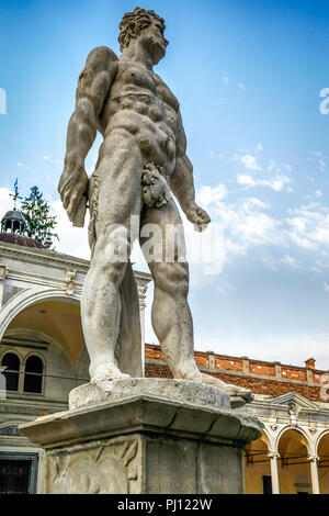 Statua del dio romano, Ercole in Piazza della Liberta a Udine, Italia Foto Stock