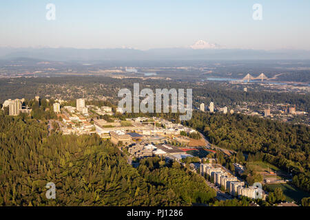 Vista aerea di Burnaby Mountain durante una vibrante estivo soleggiato tramonto. Preso in Vancouver, BC, Canada. Foto Stock