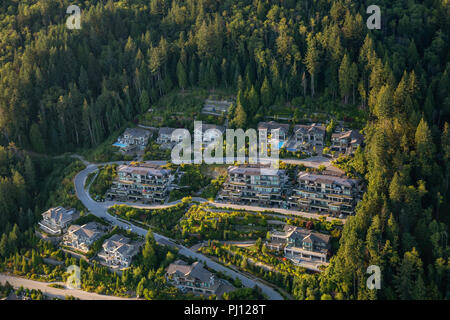 Vista aerea delle grandi case di lusso sulla collina durante una vibrante soleggiata giornata estiva. Presa di West Vancouver, British Columbia, Canada. Foto Stock