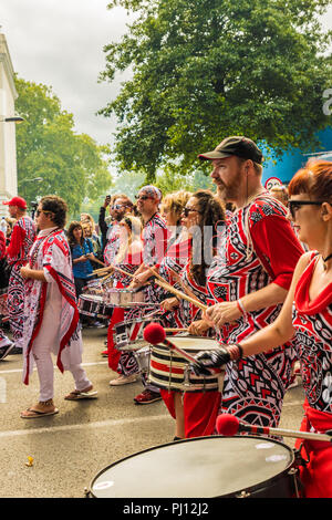 Carnevale di Notting Hill, Londra. Il 27 agosto 2018. Una vista di alcuni dei gruppi di percussionisti al carnevale di Notting Hill a Londra Foto Stock