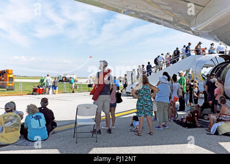 Le persone che frequentano il 2018 Cleveland National Air Show prendere ombra sotto l'ala di un parcheggiato 737 aereo in Cleveland, Ohio, USA. Foto Stock