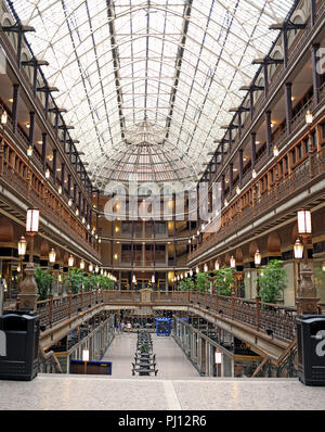 La Cleveland Arcade, aperto nel 1890 come uno dei primi indoor centri commerciali negli Stati Uniti, è ormai un punto di riferimento nel centro di Cleveland, Ohio, USA. Foto Stock