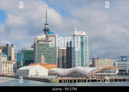 Auckland Ferry Terminal e lo skyline di Auckland, Isola del nord, Nuova Zelanda, Foto Stock