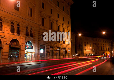 Striature di luce rossa dal traffico su una strada di Roma di notte tempo. Foto Stock