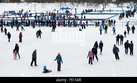 La gente di pattinaggio su una parte esterna pista di pattinaggio su ghiaccio nel centro de la natura, Laval, provincia del Québec in Canada. Foto Stock