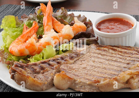 Primo piano di una nervatura bistecca con gamberetti e salsa cocktail Foto Stock