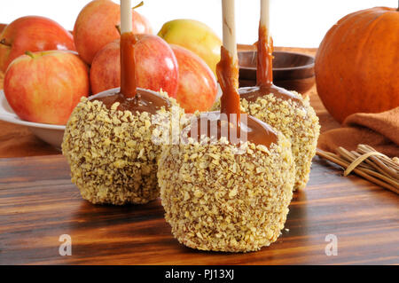 Fresche fatte caramello mele su un tagliere Foto Stock