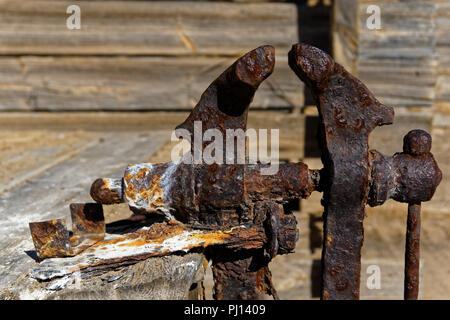 Rusty sfaldatura morsa di ferro o morsetto da banco Foto Stock