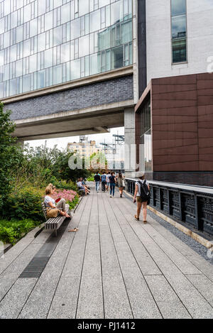 La città di New York, Stati Uniti d'America - 22 Giugno 2018: persone godendo sulla linea alta. La linea alta è un elevata parco lineare, greenway e rail trail. Essa è stata creata su Foto Stock