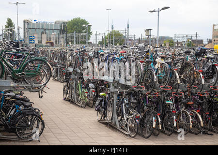 Migliaia di biciclette parcheggiate nella città di Utrecht Holland. Foto Stock