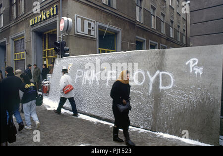4 marzo 1993 durante l'assedio di Sarajevo: La gente cammina su via Marsala Tita, davanti a un'enorme lastra di cemento, posta oltre l'incrocio con via Slobodana Principa (ribattezzata Kulovića dopo la guerra) come protezione contro gli assedianti cecchini serbi. Qualcuno ha scritto "Pink Floyd" come riferimento umoristico al famoso album del 1979, "The Wall". Foto Stock