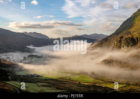 Di prima mattina nebbia nella valle Gwynant, Snowdonia, il Galles del Nord Foto Stock