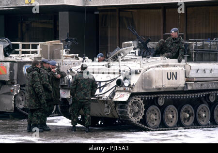 5 Marzo 1993 durante la guerra in Bosnia: diversi esercito britannico soldati rilassarsi presso il loro 432 Carristi, parcheggiata fuori l'HVO (croato) sede presso Josipa bana Jelačića 26 nella piccola cittadina di Kiseljak, a nord-ovest di Sarajevo. Foto Stock