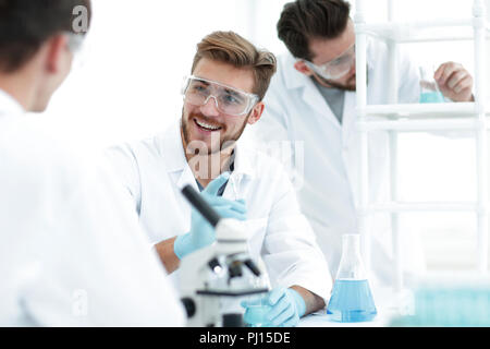 Immagine di sfondo per la squadra di scienza in laboratorio Foto Stock