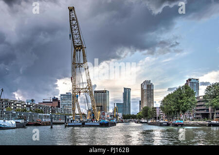 Rotterdam, Paesi Bassi, 24 agosto 2018: Dark skies raccogliere nel corso del trasporto marittimo di museo all'aperto nel porto di Leuvehaven, con lo skyline del centro cittadino in th Foto Stock
