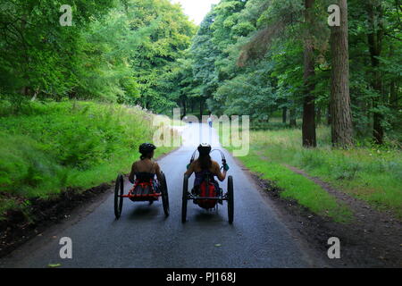 I ciclisti su una recumbent bike nella Derwent Valley nel Parco Nazionale del Peak District. Foto Stock