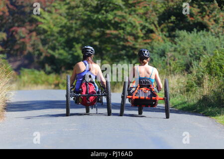 I ciclisti su una recumbent bike nella Derwent Valley nel Parco Nazionale del Peak District. Foto Stock