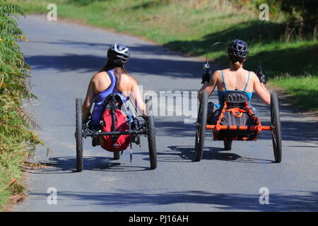 I ciclisti su una recumbent bike nella Derwent Valley nel Parco Nazionale del Peak District. Foto Stock