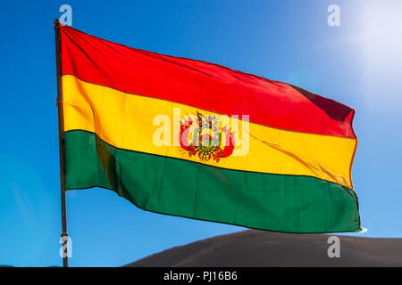 Bandiera boliviana, cielo blu sullo sfondo Foto Stock