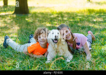 Due fratelli con il loro pet Foto Stock