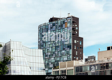 La città di New York, Stati Uniti d'America - 22 Giugno 2018: architettura moderna edifici oltre ad alta linea in Manhattan. Due edifici progettati da Frank Gehry e Jean Nouve Foto Stock