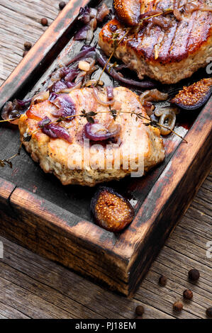 Cotti a base di carne di maiale in marinata con cipolla e figure Foto Stock