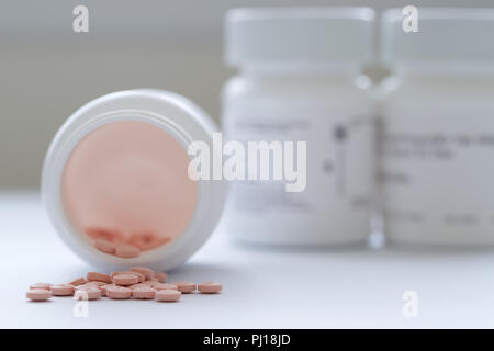 Medicina di prescrizione in bottiglia bianca Foto Stock