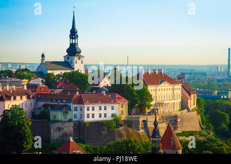 Tallinn Estonia, vista panoramica verso la collina di Toompea con la Cattedrale Luterana di Santa Maria che si erge sopra lo skyline della città vecchia, Tallinn, Estonia. Foto Stock