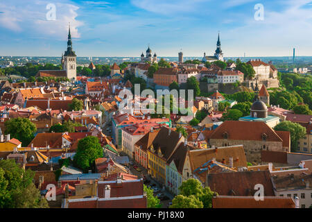 Tallinn Estonia paesaggio urbano, vista attraverso i tetti del pittoresco quartiere medievale della Città Vecchia verso Toompea Hill, Tallinn, Estonia. Foto Stock