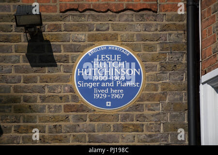 English Heritage targa blu segnando una casa della cantante e pianista leslie "hutch' Hutchinson, chalk farm, Londra, Inghilterra Foto Stock